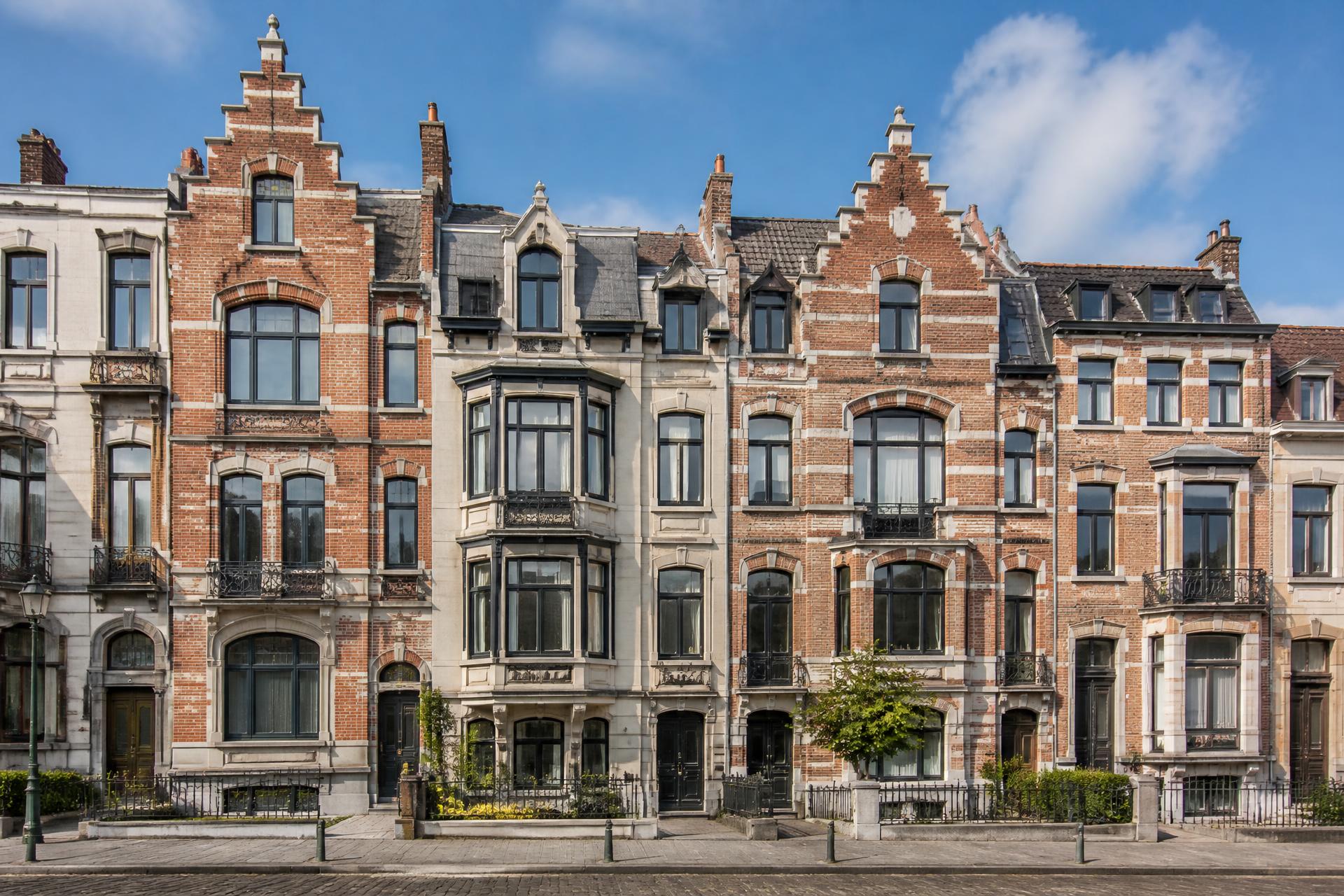 Rangée de maisons bruxelloises en brique aux pignons à redents